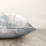 - Sonil-K-7197-Gorsel3 - Realhomes  Renkli Zemin Üzerinde Üçgen Desenli Dijital Baskılı Modern Raşel Kadife Yastık Kırlent Kılıfı Realhomes