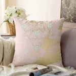 - Sonil-K-7198-Gorsel1 - Realhomes Renkli Zemin Üzerinde Üçgen Desenli Dijital Baskılı Modern Raşel Kadife Yastık Kırlent Kılıfı Realhomes