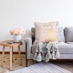 - Sonil-K-7198-Gorsel2 - Realhomes Renkli Zemin Üzerinde Üçgen Desenli Dijital Baskılı Modern Raşel Kadife Yastık Kırlent Kılıfı Realhomes