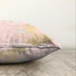 - Sonil-K-7198-Gorsel3 - Realhomes Renkli Zemin Üzerinde Üçgen Desenli Dijital Baskılı Modern Raşel Kadife Yastık Kırlent Kılıfı Realhomes