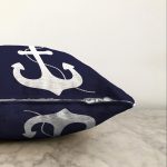 - Sonil-K-7200-Gorsel3 - Realhomes  Lacivert Zeminli Çapa Desenli Dijital Baskılı Modern Raşel Kadife Yastık Kırlent Kılıfı Realhomes