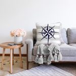 - Sonil-K-7202-Gorsel2 - Realhomes Gri Beyaz Zeminde Pusula Desenli Dijital Baskılı Modern Raşel Kadife Yastık Kırlent Kılıfı Realhomes