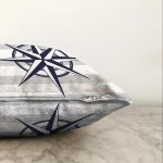 - Sonil-K-7202-Gorsel3 - Realhomes Gri Beyaz Zeminde Pusula Desenli Dijital Baskılı Modern Raşel Kadife Yastık Kırlent Kılıfı Realhomes