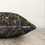 - Sonil-K-7203-Gorsel3 - Realhomes  Siyah Zeminde Gold Detaylı Çizim Dijital Baskılı Modern Raşel Kadife Yastık Kırlent Kılıfı Realhomes