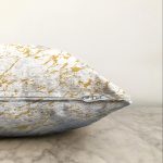 Gri Beyaz Zeminde Gold Detaylı Çizim Dijital Baskılı Modern Raşel Kadife Yastık Kırlent Kılıfı Realhomes