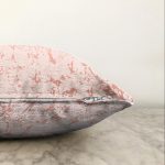 - Sonil-K-7206-Gorsel3 - Realhomes  Pudra Zemin Üzerinde Golge Desenli Dijital Baskılı Modern Raşel Kadife Yastık Kırlent Kılıfı Realhomes