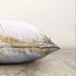 Beyaz Zemin Üzerinde Gold Renkli Yaprak Desenli Modern Raşel Kadife Yastık Kırlent Kılıfı Realhomes