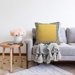 Antrasit Zemin Üzerinde Gold Detaylı Çizim Desenli Modern Raşel Kadife Yastık Kırlent Kılıfı Realhomes