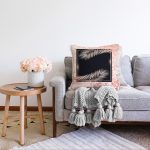 - Sonil-K-7210-Gorsel2 - Realhomes Pudra Zemin Üzerinde Yaprak Detaylı Dijital Baskılı Modern Raşel Kadife Yastık Kırlent Kılıfı Realhomes