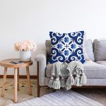 Mavi Zemin Üzerinde Çini Desenli Dijital Baskılı Modern Raşel Kadife Yastık Kırlent Kılıfı Realhomes