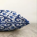 Mavi Zemin Üzerinde Çini Desenli Dijital Baskılı Modern Raşel Kadife Yastık Kırlent Kılıfı Realhomes