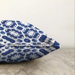 - Sonil-K-7213-Gorsel3 - Realhomes  Beyaz Zemin Üzerinde Çini Desenli Dijital Baskılı Modern Raşel Kadife Yastık Kırlent Kılıfı Realhomes