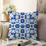 Beyaz Zemin Üzerinde Çini Desenli Dijital Baskılı Modern Raşel Kadife Yastık Kırlent Kılıfı Realhomes