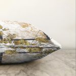 Beyaz Zemin Üzerinde Gold Renkli Gul Yaprakları Modern Raşel Kadife Yastık Kırlent Kılıfı Realhomes