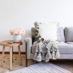 - Sonil-K-7218-Gorsel2 - Realhomes Beyaz Zemin Üzerinde Gold Detaylı Yaprak Desenli Modern Raşel Kadife Yastık Kırlent Kılıfı Realhomes