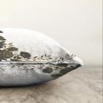 - Sonil-K-7218-Gorsel3 - Realhomes Beyaz Zemin Üzerinde Gold Detaylı Yaprak Desenli Modern Raşel Kadife Yastık Kırlent Kılıfı Realhomes