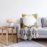 Gold Zeminli Beyaz Yaprak Desenli Dijital Baskılı Modern Raşel Kadife Yastık Kırlent Kılıfı Realhomes