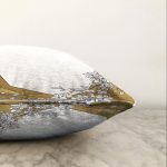 Gold Zeminli Beyaz Yaprak Desenli Dijital Baskılı Modern Raşel Kadife Yastık Kırlent Kılıfı Realhomes