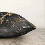 - Sonil-K-7224-Gorsel3 - Realhomes  Siyah Zeminde Gold Renkli Çizim Desenli Dijital Baskılı Modern Raşel Kadife Yastık Kılıfı Realhomes