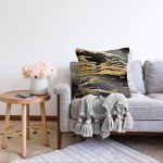 - Sonil-K-7225-Gorsel2 - Realhomes Siyah Zeminde Gold Renkli Çizim Desenli Dijital Baskılı Modern Raşel Kadife Yastık Kılıfı Realhomes