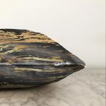 - Sonil-K-7225-Gorsel3 - Realhomes Siyah Zeminde Gold Renkli Çizim Desenli Dijital Baskılı Modern Raşel Kadife Yastık Kılıfı Realhomes