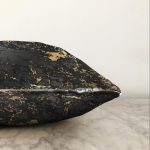 Siyah Zeminde Gold Renkli Çizim Desenli Dijital Baskılı Modern Raşel Kadife Yastık Kılıfı Realhomes