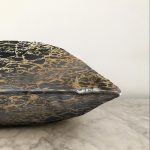 Siyah Zeminde Gold Renkli Çizim Desenli Dijital Baskılı Modern Raşel Kadife Yastık Kılıfı Realhomes
