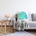 - Sonil-K-7229-Gorsel2 - Realhomes Beyaz Zeminde Yeşil Renkli Deniz Kabuğu Desenli Modern Raşel Kadife Yastık Kırlent Kılıfı Realhomes