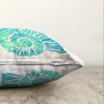 - Sonil-K-7229-Gorsel3 - Realhomes Beyaz Zeminde Yeşil Renkli Deniz Kabuğu Desenli Modern Raşel Kadife Yastık Kırlent Kılıfı Realhomes