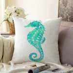 - Sonil-K-7231-Gorsel1 - Realhomes Beyaz Zeminde Yeşil Renkli Deniz Atı Desenli Dijital Baskılı Modern Raşel Kadife Kırlent Kılıfı Realhomes