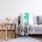 - Sonil-K-7231-Gorsel2 - Realhomes Beyaz Zeminde Yeşil Renkli Deniz Atı Desenli Dijital Baskılı Modern Raşel Kadife Kırlent Kılıfı Realhomes