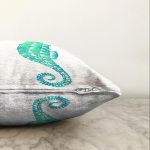 - Sonil-K-7231-Gorsel3 - Realhomes Beyaz Zeminde Yeşil Renkli Deniz Atı Desenli Dijital Baskılı Modern Raşel Kadife Kırlent Kılıfı Realhomes