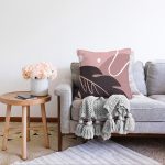 Pudra Zeminde Yaprak Desenli Dijital Baskılı Modern Raşel Kadife Yastık Kırlent Kılıfı Realhomes