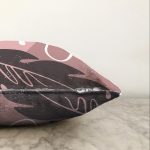 Pudra Zeminde Yaprak Desenli Dijital Baskılı Modern Raşel Kadife Yastık Kırlent Kılıfı Realhomes