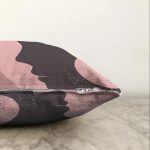 - Sonil-K-7234-Gorsel3 - Realhomes  Pudra Zeminde Onedraw Çizimli Silüet Dijital Baskılı Modern Raşel Kadife Yastık Kırlent Kılıfı Realhomes