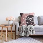 - Sonil-K-7235-Gorsel2 - Realhomes Pudra Zeminde Beyaz Renkli Yaprak Çizimi Dijital Baskılı Modern Raşel Kadife Kırlent Kılıfı Realhomes