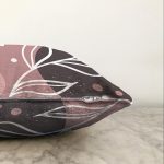 - Sonil-K-7235-Gorsel3 - Realhomes Pudra Zeminde Beyaz Renkli Yaprak Çizimi Dijital Baskılı Modern Raşel Kadife Kırlent Kılıfı Realhomes