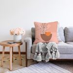 Pudra Zeminde Onedraw Çizimli Yaprak Desenli Dijital Baskılı Modern Raşel Kadife Kırlent Kılıfı Realhomes