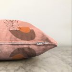 Pudra Zeminde Onedraw Çizimli Yaprak Desenli Dijital Baskılı Modern Raşel Kadife Kırlent Kılıfı Realhomes