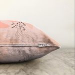 - Sonil-K-7238-Gorsel3 - Realhomes  Pudra Zeminde Onedraw Çizimli Yaprak Desenli Dijital Baskılı Modern Raşel Kadife Kırlent Kılıfı Realhomes