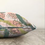 Pudra Zeminde Soyut Çizim Detaylı Dijital Baskılı Modern Raşel Kadife Yastık Kırlent Kılıfı Realhomes