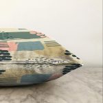 - Sonil-K-7246-Gorsel3 - Realhomes Renkli Zemin Üzerinde Soft Çizimli Dijital Baskılı Modern Raşel Kadife Yastık Kırlent Kılıfı Realhomes