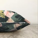 - Sonil-K-7247-Gorsel3 - Realhomes  Koyu Zemin Üzerinde Onedraw Çizimli Yeşil Renkli Yapraklar Raşel Kadife Yastık Kırlent Kılıfı Realhomes