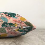 - Sonil-K-7249-Gorsel3 - Realhomes  Pudra Zemin Üzerinde Onedraw Çizimli Yaprak Desenli Raşel Kadife Yastık Kırlent Kılıfı Realhomes