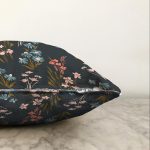- Sonil-K-7252-Gorsel3 - Realhomes  Siyah Zemin Üzerinde Rengarenk Çiçek Desenli Raşel Kadife Yastık Kırlent Kılıfı Realhomes