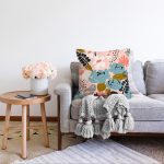 - Sonil-K-7253-Gorsel2 - Realhomes Pudra Zemin Üzerinde Onedraw Çizimli Yaprak Desenli Raşel Kadife Yastık Kırlent Kılıfı Realhomes