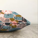 - Sonil-K-7253-Gorsel3 - Realhomes Pudra Zemin Üzerinde Onedraw Çizimli Yaprak Desenli Raşel Kadife Yastık Kırlent Kılıfı Realhomes