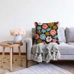 Siyah Zemin Üzerinde Rengarenk Çiçek Desenli Raşel Kadife Yastık Kırlent Kılıfı Realhomes