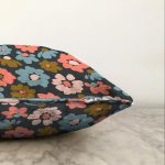 Siyah Zemin Üzerinde Rengarenk Çiçek Desenli Raşel Kadife Yastık Kırlent Kılıfı Realhomes