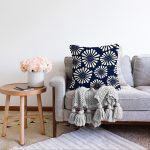 Lacivert Zemin Üzerinde Onedraw Çizimli Papatya Modern Raşel Kadife Yastık Kırlent Kılıfı Realhomes